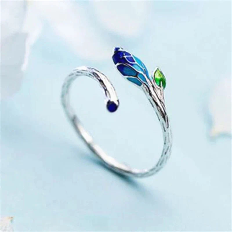 Justerbare ringe med blå blomsterblade i sølv med emalje
