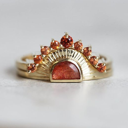 Orange krystalring med vintage guldzirkoner