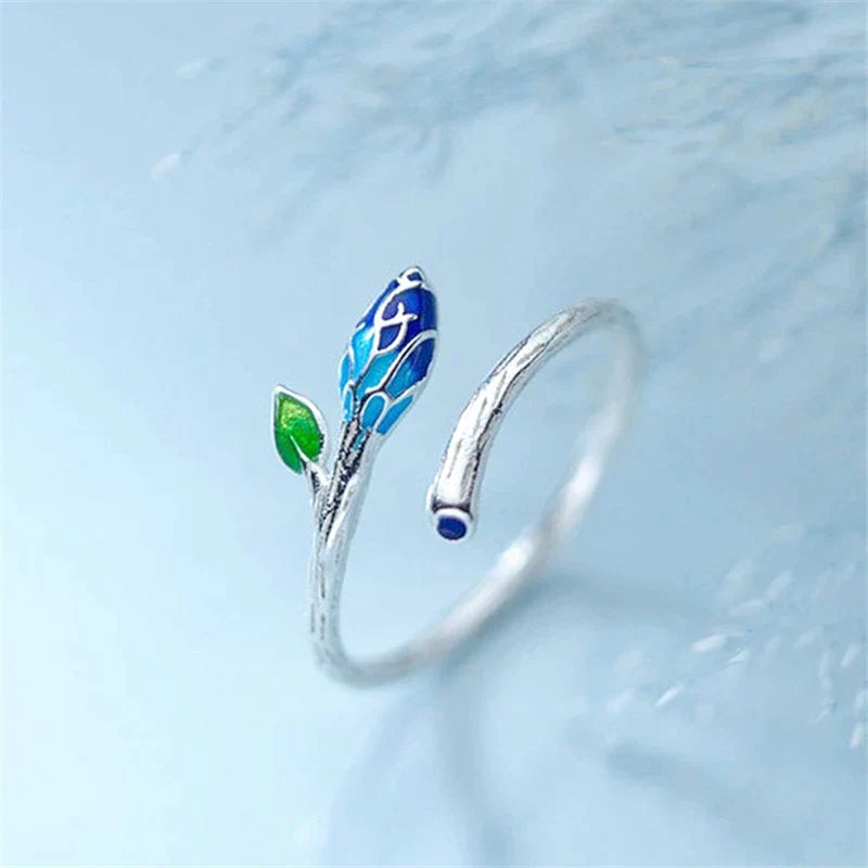 Justerbare ringe med blå blomsterblade i sølv med emalje