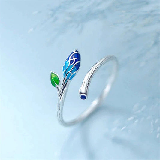 Justerbare ringe med blå blomsterblade i sølv med emalje