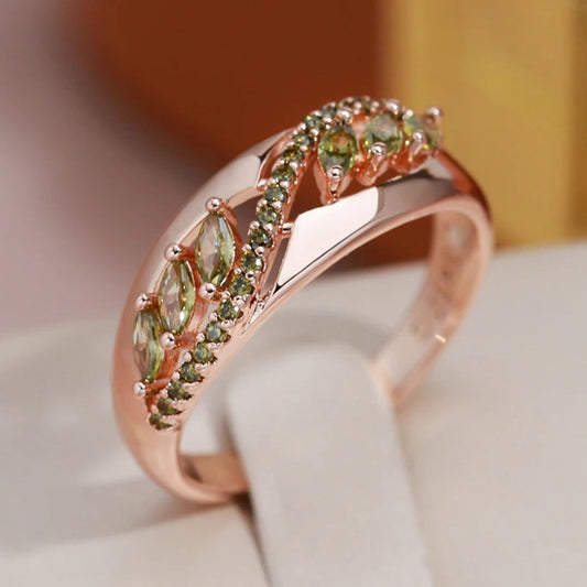 Elegant grøn skinnende ring