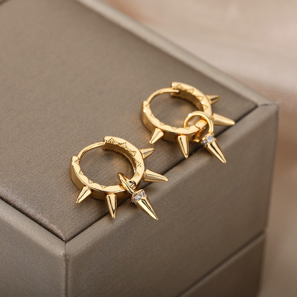 Minimalistiske guld ørestikker i guld