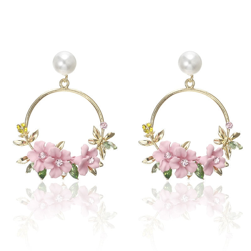 Blomster og perle øreringe i guld
