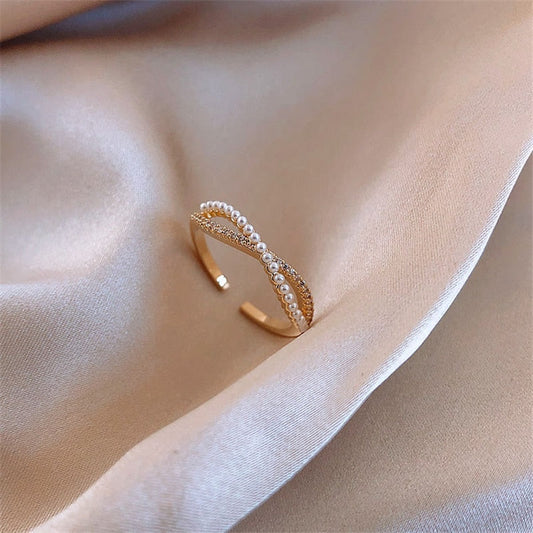 Justerbar ring med perlestrop i guld